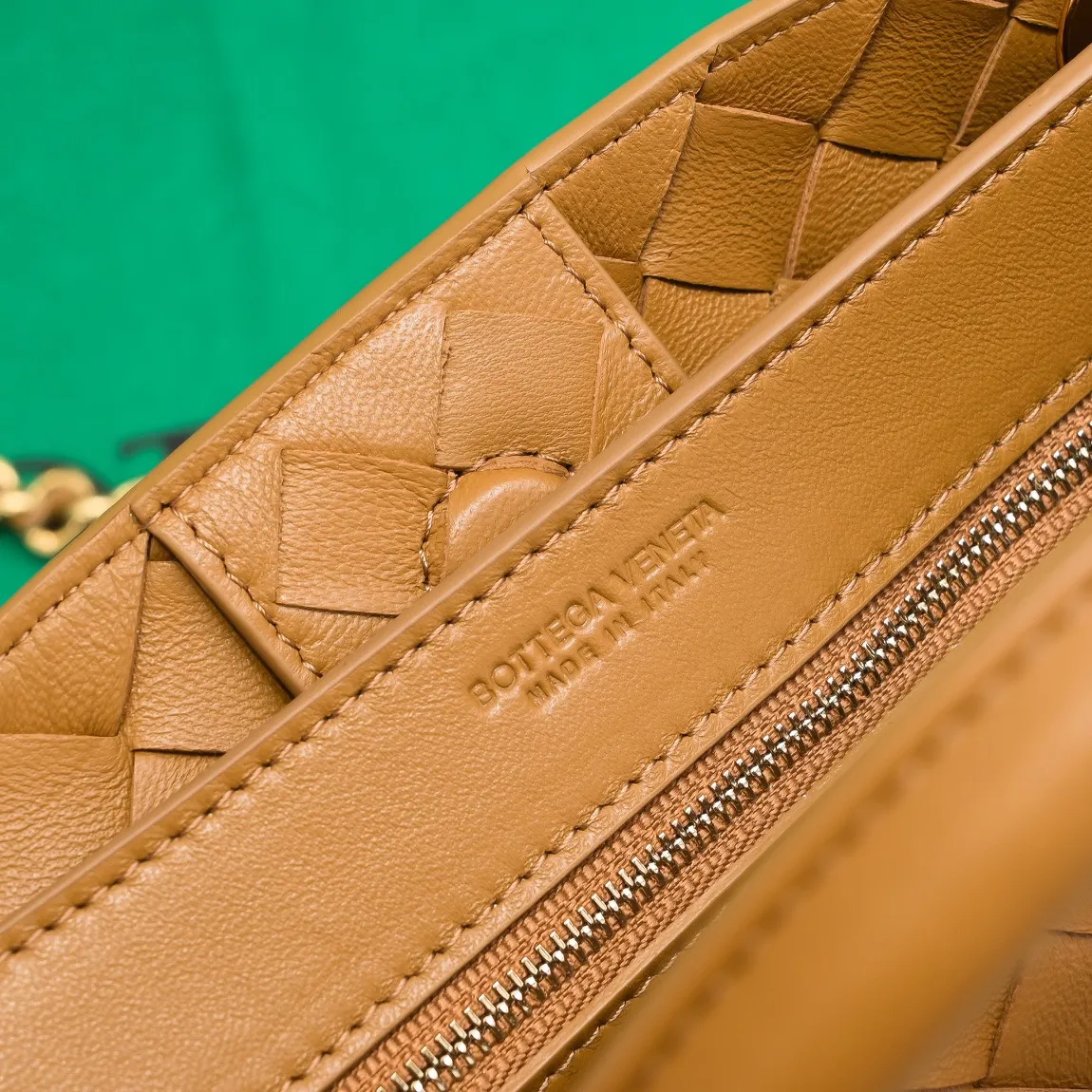 Batch 1960 BOTTEGA VENETA 2024 spring and summer new small ANDIAMO chain bag is also available! 🔥🔥I believe many friends have been waiting for a long time. The metallic chain adds a touch of sophistication to the original softness and elegance of Andiamo. The collision of classic craftsmanship and elegance creates a different kind of beauty. Style number: 6008 Size: 25*22*10.5cm